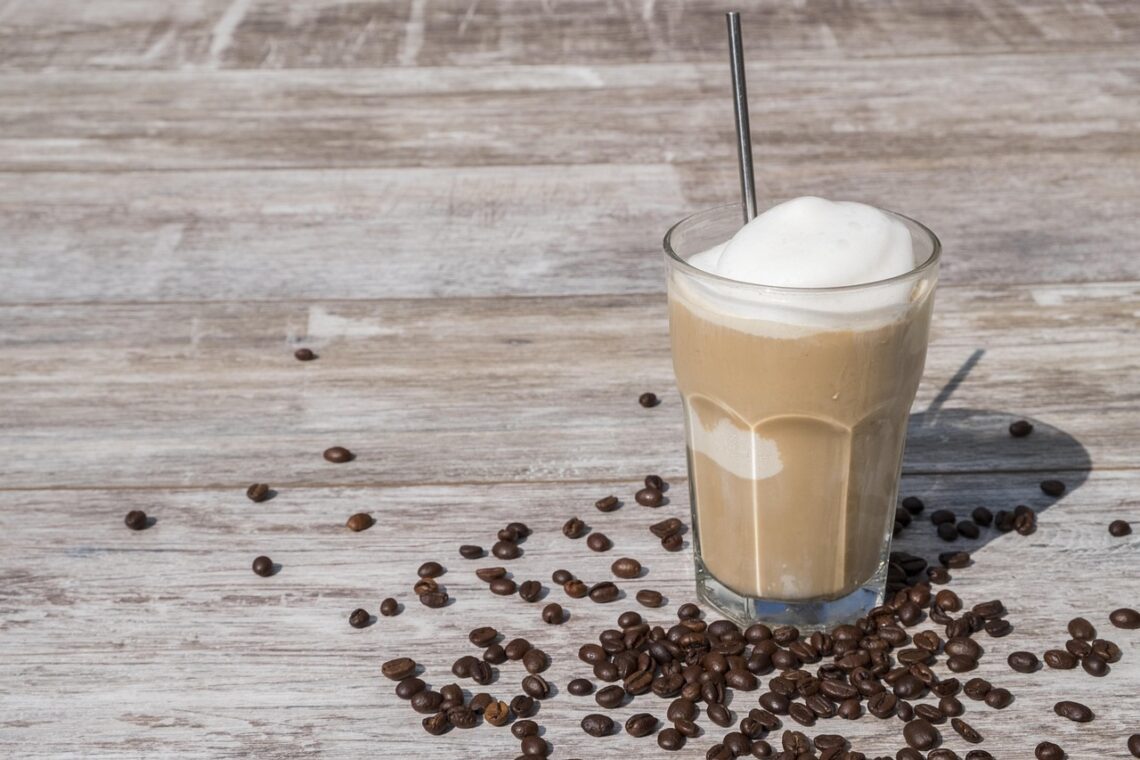 Letní osvěžení: domácí recepty na frappe, cold brew i affogato