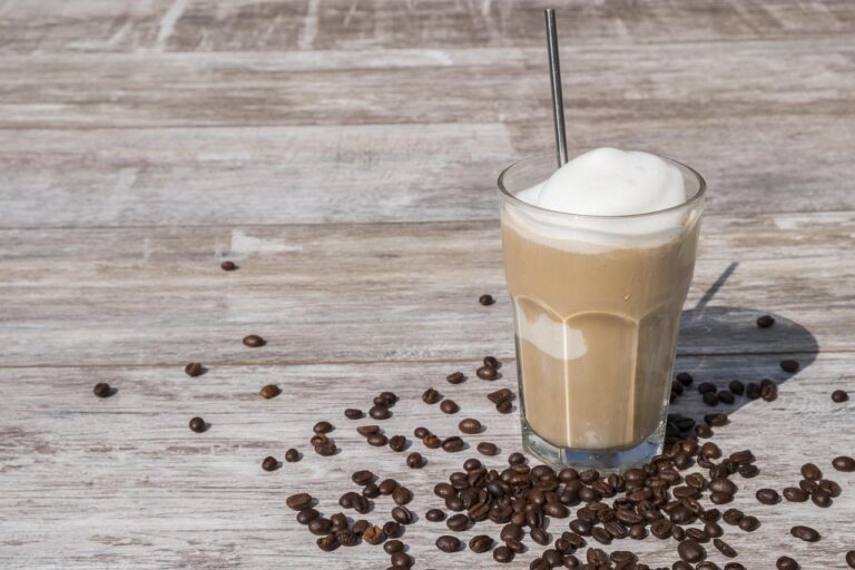 Letní osvěžení: domácí recepty na frappe, cold brew i affogato
