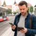 Cestující u pražské tramvajové zastávky kontroluje peněženku a telefon po ztrátě karty