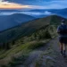 Trailový běžec na horském hřebeni v Beskydech za svítání