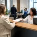Klientka přebírá úřední výpis na přepážce veřejné správy