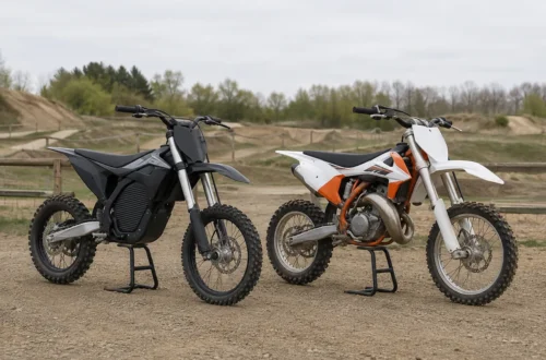 Elektrická a benzínová dětská motokrosová motorka vedle sebe na uzavřené trati