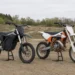 Elektrická a benzínová dětská motokrosová motorka vedle sebe na uzavřené trati