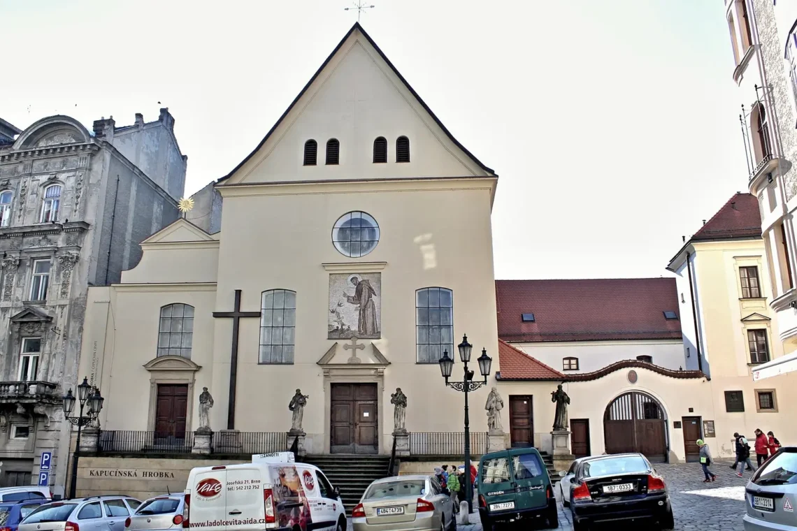 Průčelí kapucínského kostela na Kapucínském náměstí v Brně; archivní fotografie exteriéru
