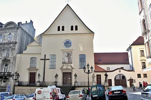 Průčelí kapucínského kostela na Kapucínském náměstí v Brně; archivní fotografie exteriéru