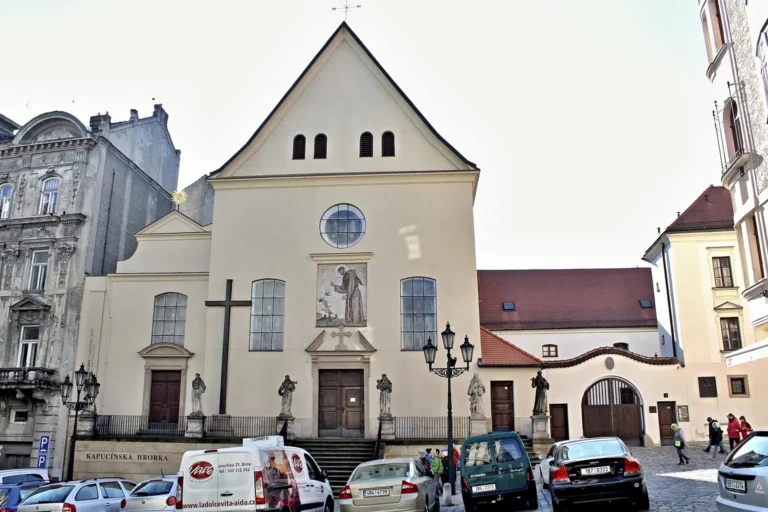 Průčelí kapucínského kostela na Kapucínském náměstí v Brně; archivní fotografie exteriéru