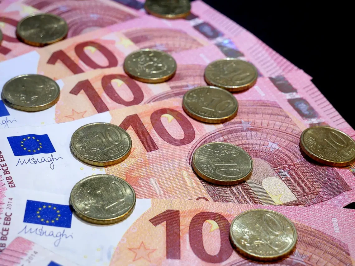 Skutečná fotografie eurových bankovek a mincí; ilustrační snímek k převodům v eurech
