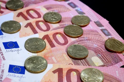 Skutečná fotografie eurových bankovek a mincí; ilustrační snímek k převodům v eurech