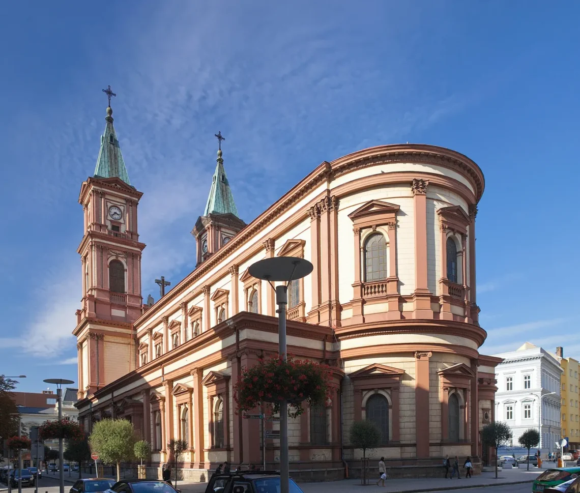 Katedrála Božského Spasitele v Ostravě s dvojicí věží; skutečná archivní fotografie