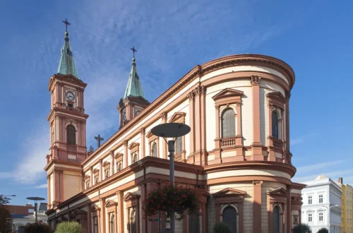 Katedrála Božského Spasitele v Ostravě s dvojicí věží; skutečná archivní fotografie