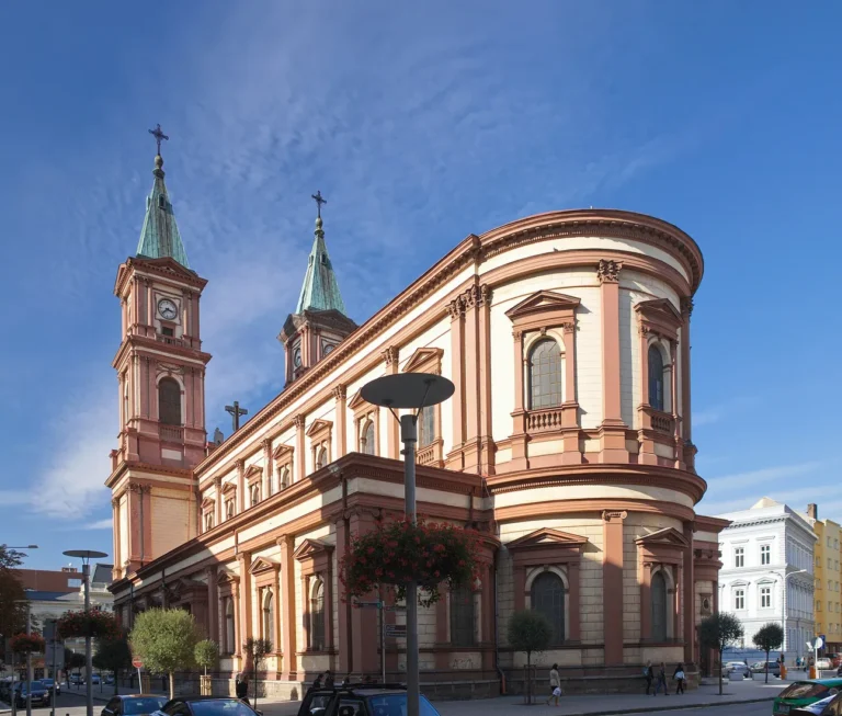Katedrála Božského Spasitele v Ostravě s dvojicí věží; skutečná archivní fotografie