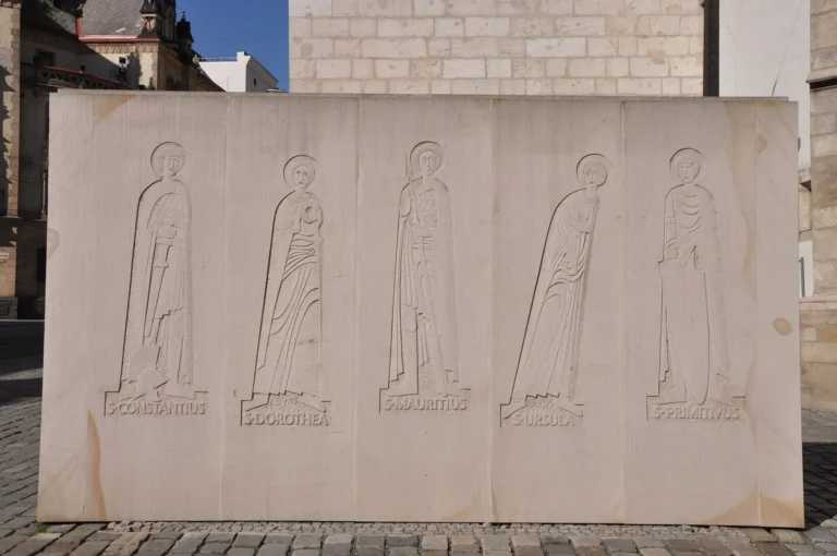 Kamenný reliéf u kostela svatého Jakuba v Brně, poblíž vstupu do kostnice