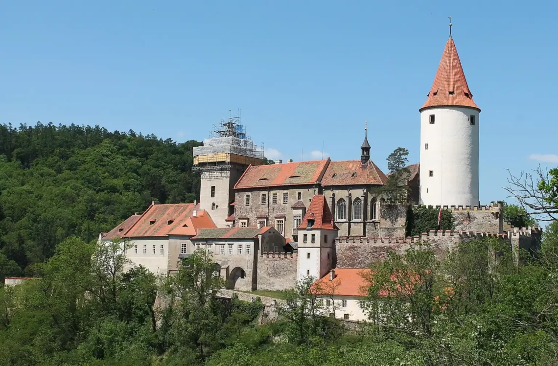 Hrad Křivoklát s velkou válcovou věží; archivní fotografie z roku 2018 zachycuje tehdejší lešení