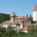 Hrad Křivoklát s velkou válcovou věží; archivní fotografie z roku 2018 zachycuje tehdejší lešení