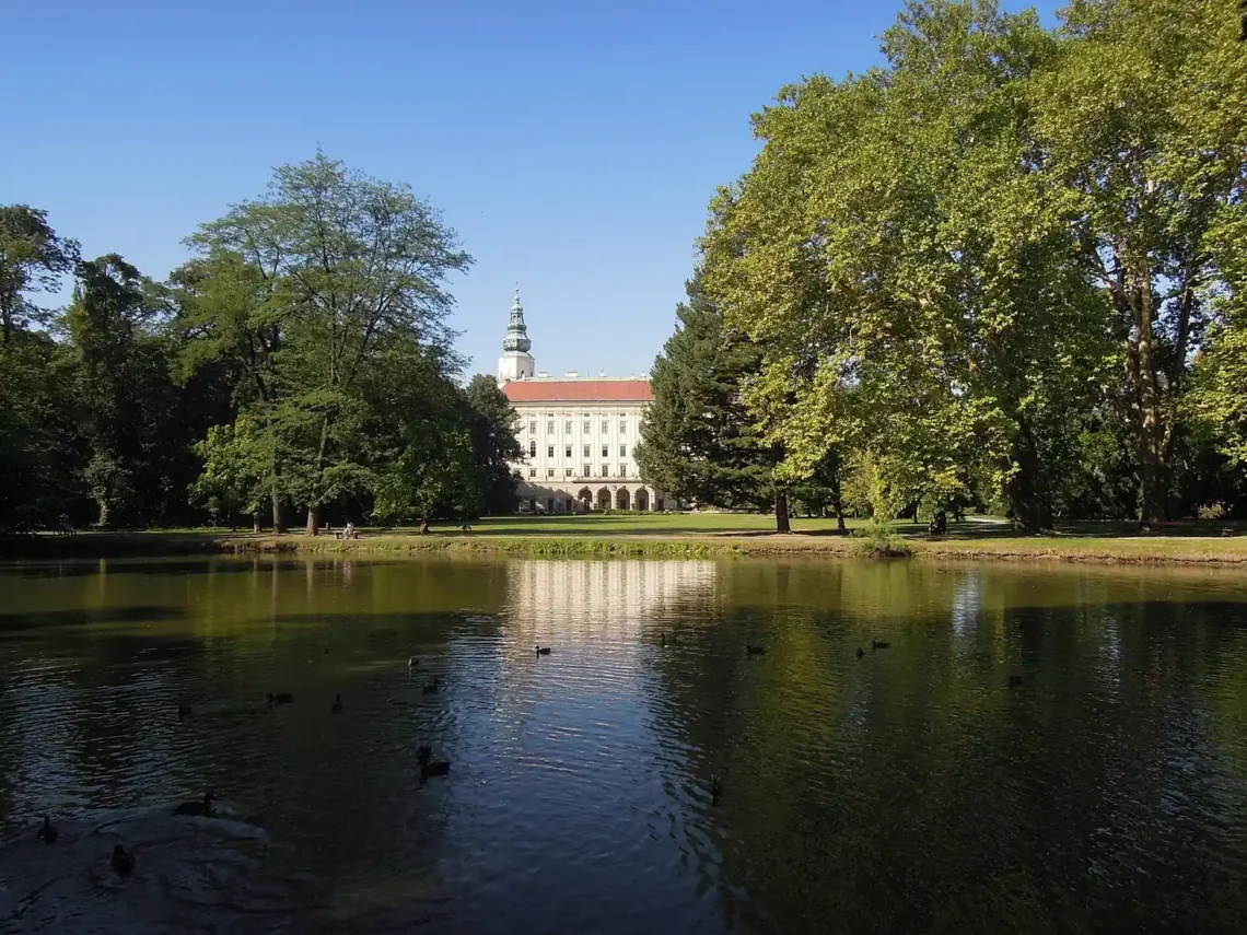 Arcibiskupský zámek v Kroměříži a Podzámecká zahrada na skutečné archivní fotografii