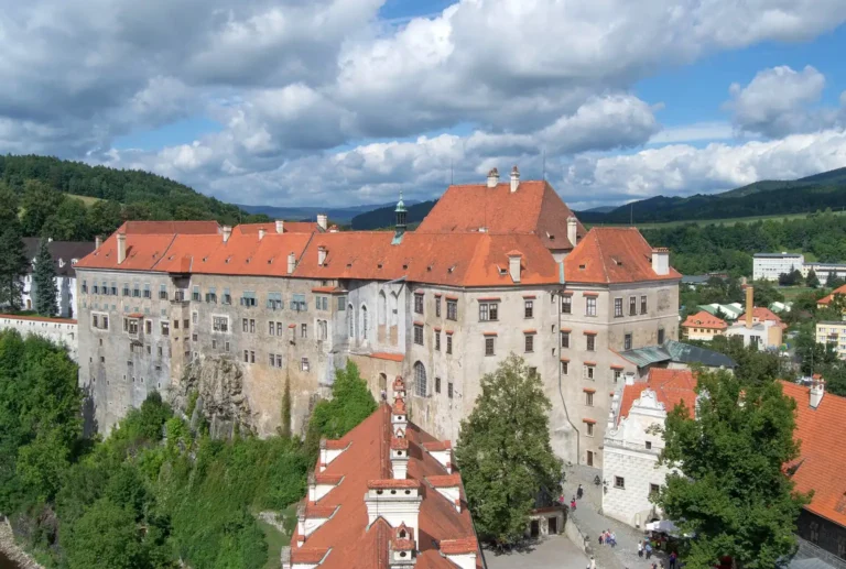 Zámecké budovy v Českém Krumlově na skále nad městem