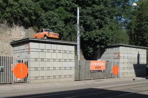 Vstup do krytu 10-Z v Husově ulici v Brně s oranžovým trabantem na střeše