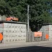 Vstup do krytu 10-Z v Husově ulici v Brně s oranžovým trabantem na střeše