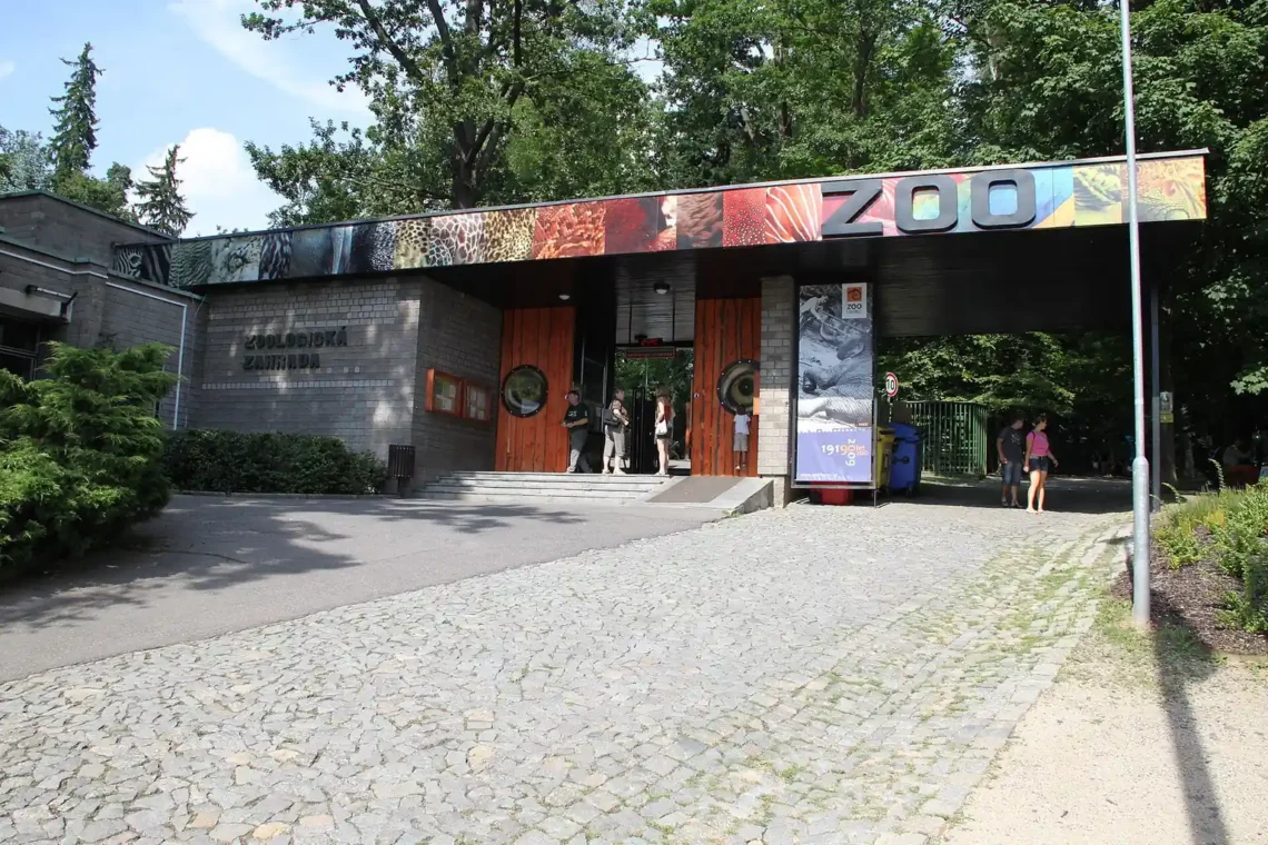Archivní fotografie návštěvnického vstupu do Zoo Liberec