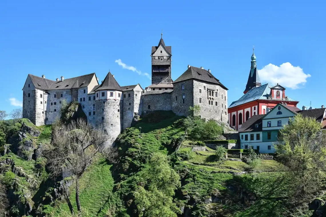 Hrad Loket nad městem, vedle kostel svatého Václava; skutečná archivní fotografie