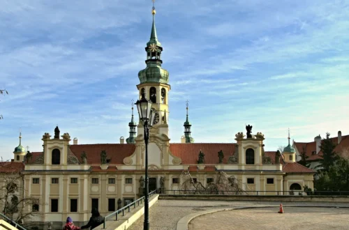 Barokní průčelí pražské Lorety s věží zvonohry na Loretánském náměstí
