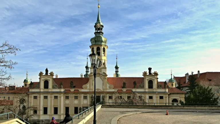 Barokní průčelí pražské Lorety s věží zvonohry na Loretánském náměstí