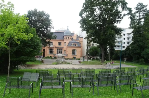 Skutečný pohled ze zahrady na vilu Löw-Beer v Drobného ulici v Brně