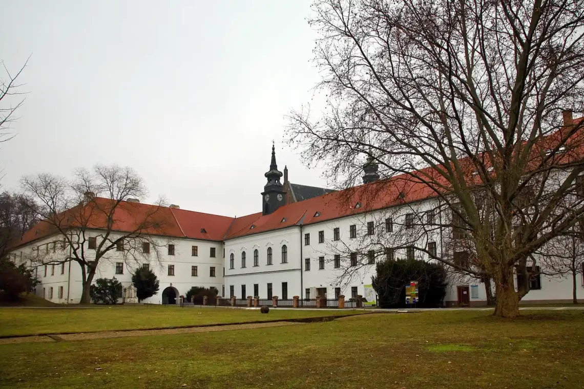 Mendelovo muzeum v augustiniánském opatství na Starém Brně; skutečná archivní fotografie
