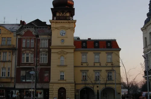 Skutečná fotografie Staré radnice s věží a Ostravským muzeem na Masarykově náměstí