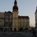 Skutečná fotografie Staré radnice s věží a Ostravským muzeem na Masarykově náměstí