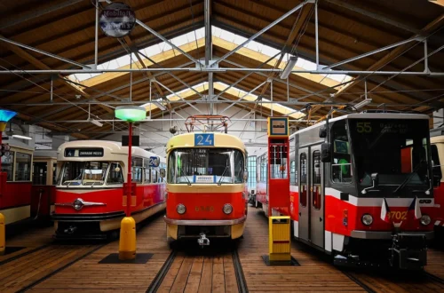 Historické tramvaje Tatra T2, T3 a T6A5 v dřevěné hale Muzea MHD ve Střešovicích