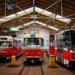 Historické tramvaje Tatra T2, T3 a T6A5 v dřevěné hale Muzea MHD ve Střešovicích