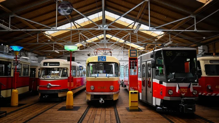 Historické tramvaje Tatra T2, T3 a T6A5 v dřevěné hale Muzea MHD ve Střešovicích