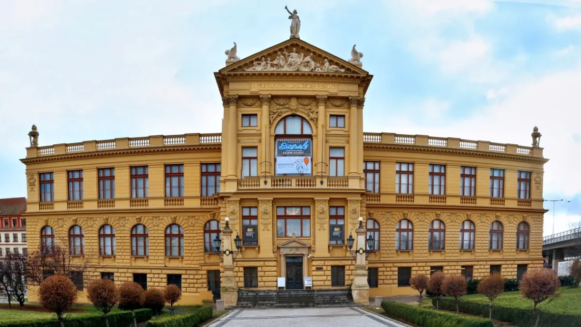 Neorenesanční průčelí hlavní budovy Muzea Prahy na Florenci s alegorickou sochou Prahy