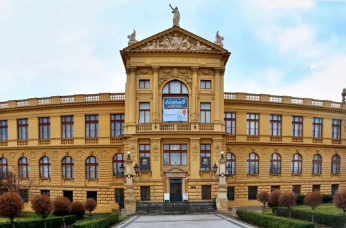 Neorenesanční průčelí hlavní budovy Muzea Prahy na Florenci s alegorickou sochou Prahy