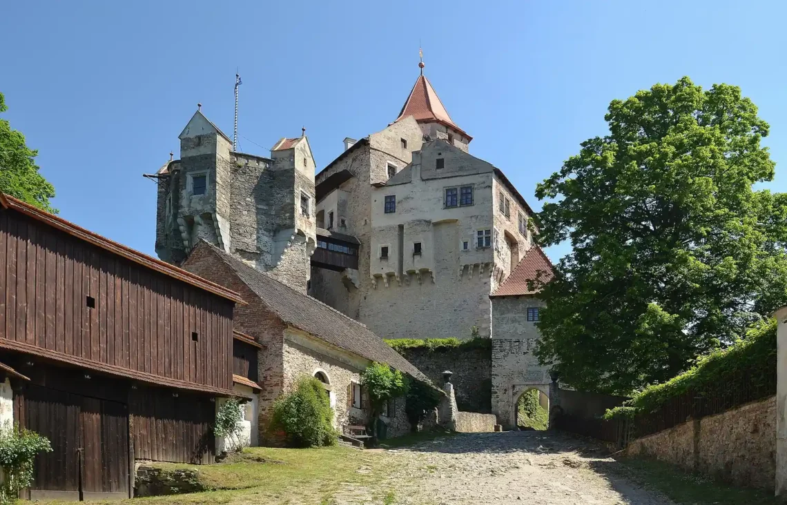 Hrad Pernštejn s palácem a krytým přechodem, pohled z nádvoří; skutečná archivní fotografie