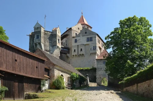 Hrad Pernštejn s palácem a krytým přechodem, pohled z nádvoří; skutečná archivní fotografie