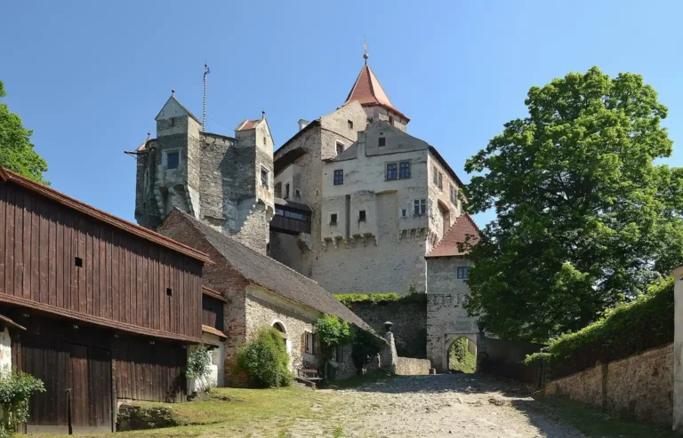 Hrad Pernštejn s palácem a krytým přechodem, pohled z nádvoří; skutečná archivní fotografie
