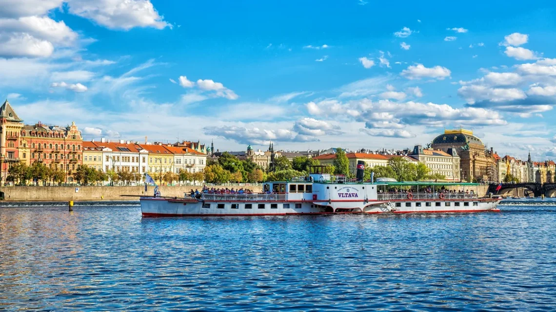 Historický kolesový parník Vltava na Vltavě v Praze, v pozadí Národní divadlo