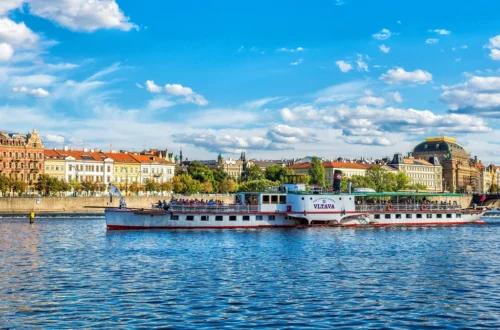Historický kolesový parník Vltava na Vltavě v Praze, v pozadí Národní divadlo