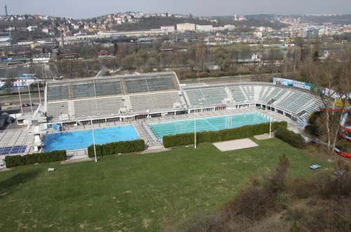 Venkovní bazény Plaveckého stadionu Podolí s tribunou, loukou a tobogánem, pohled shora