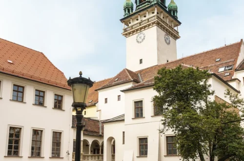 Nádvoří Staré radnice v Brně s věží a renesančními arkádami