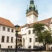 Nádvoří Staré radnice v Brně s věží a renesančními arkádami