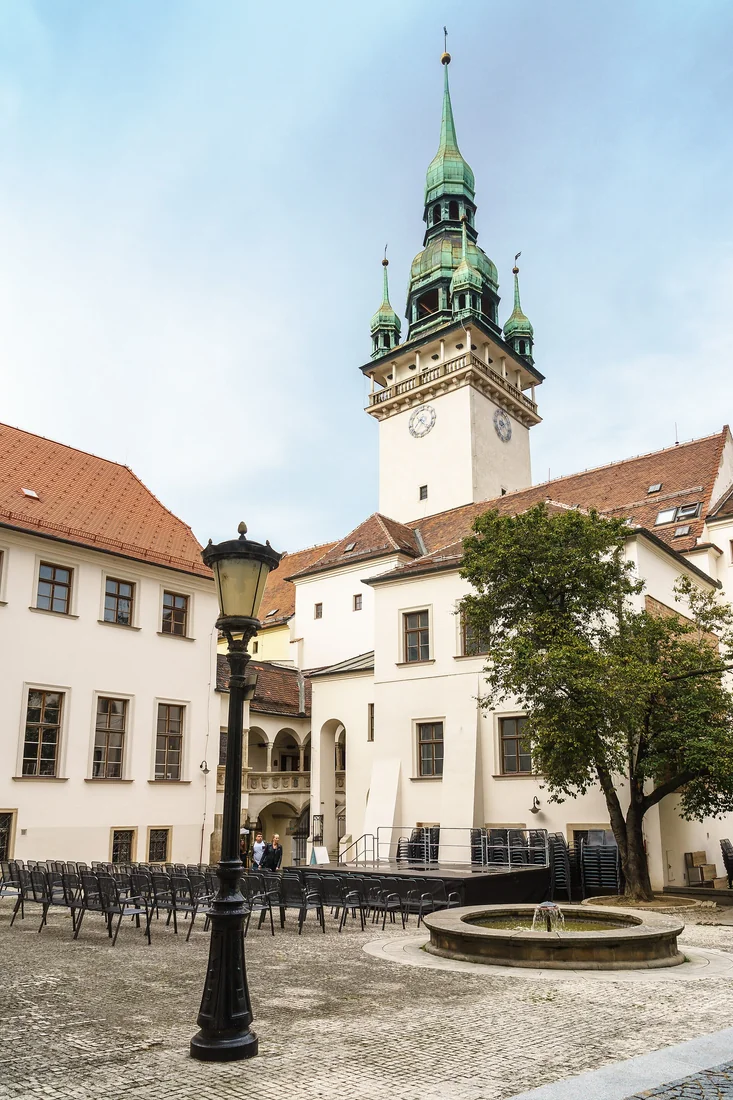 Nádvoří Staré radnice v Brně s věží a renesančními arkádami