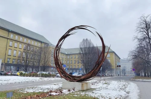 Zimní pohled na vstupní část Komenského sadů u Nové radnice v Ostravě