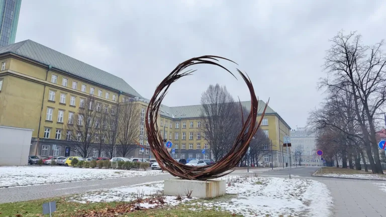 Zimní pohled na vstupní část Komenského sadů u Nové radnice v Ostravě