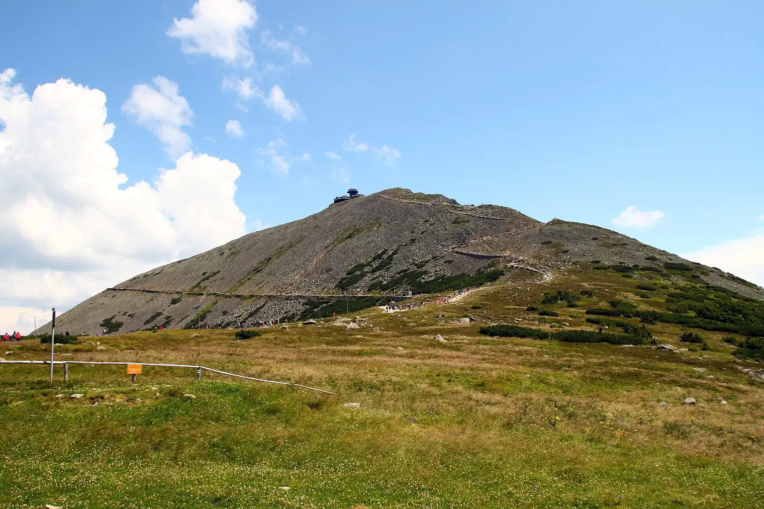Vrchol Sněžky s horskými stezkami a polskou observatoří