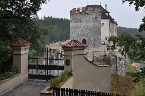 Hrad Český Šternberk a vstupní brána; skutečná archivní fotografie