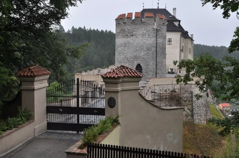 Hrad Český Šternberk a vstupní brána; skutečná archivní fotografie