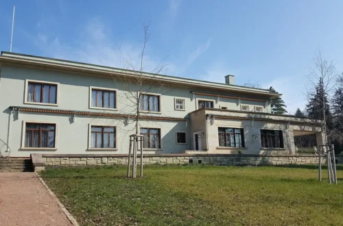 Skutečná fotografie vily Stiassni v Brně při pohledu ze zahrady